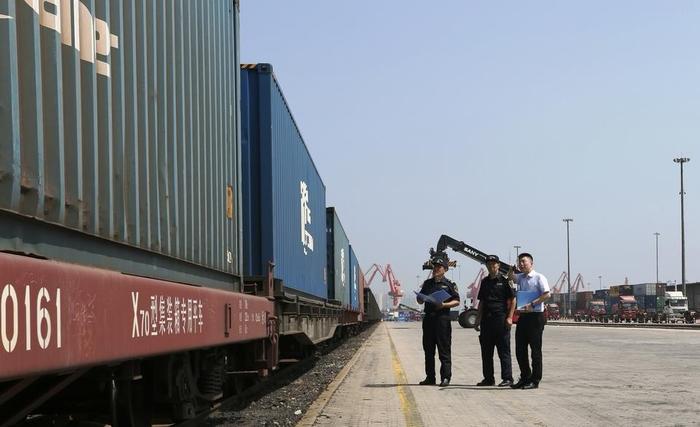 陜西貨物進出口新篇章 陸海聯(lián)動、海鐵直運首班出口汽車專列抵青發(fā)運